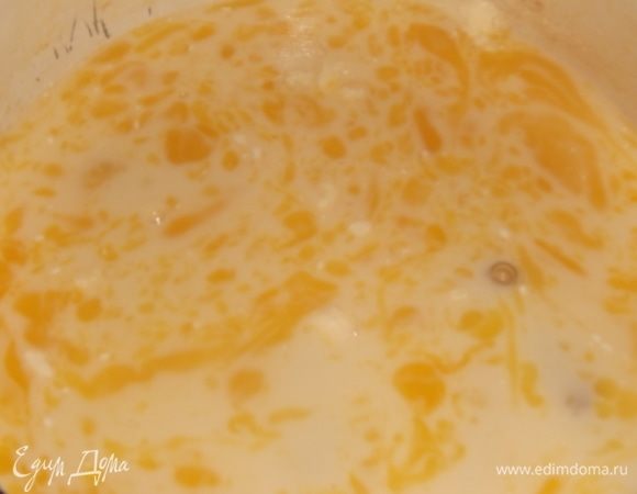 Форму, в которой будете запекать, смазать маслом. Залить омлетную смесь.