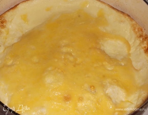 Поставить в разогретую духовку. Выпекать при 200°C 15 минут. Затем духовку выключить и оставить в ней омлет на 10 минут.