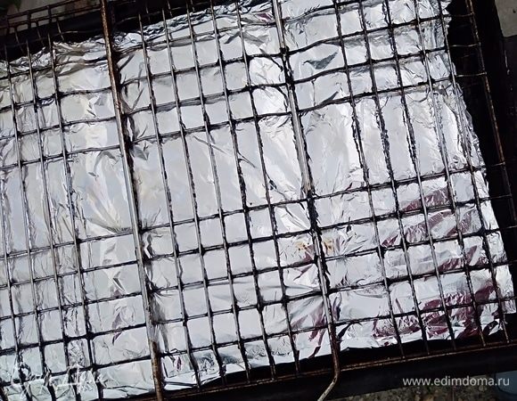 Запечь на огне в течение 20–25 минут, переворачивая. Можно это же сделать на гриле. Готовность будет зависеть от того, сильный жар в вашем мангале или нет.