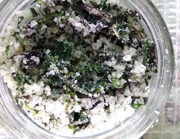 Приготовить базиликовую соль. Базилик мелко нарезать, смешать с солью и перетереть руками или в измельчителе. Пересыпать в баночку с крышкой и хранить около недели в холодильнике.