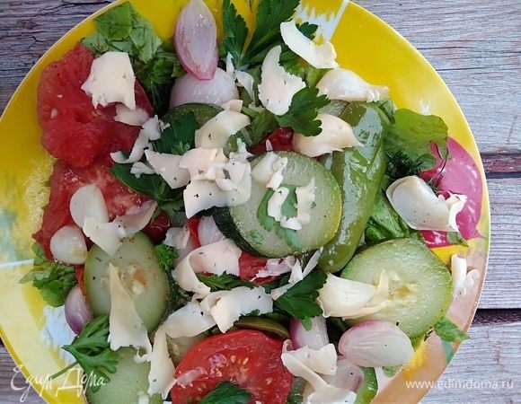 Сверху разложить теплые овощи, посыпать тертым сыром и ароматной солью. Сбрызнуть маслом.