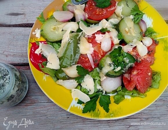 Кушать такой салат вкуснее теплым, посыпав свежей зеленью петрушки и укропа.