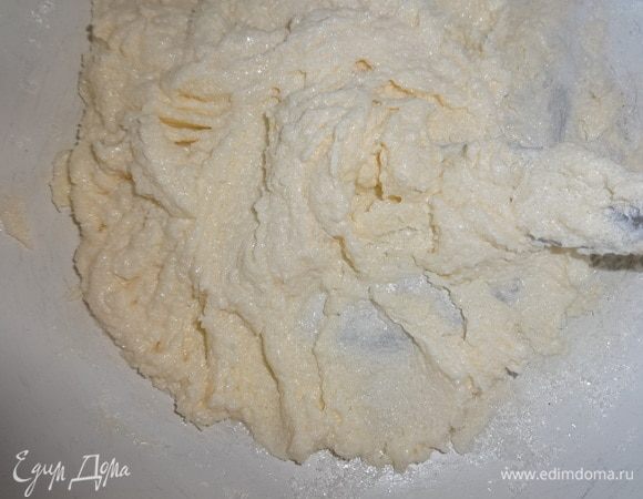 Размягченный маргарин взбить с сахаром и ванилином.