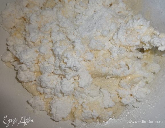 Добавить творог и продолжать растирать до однородности.