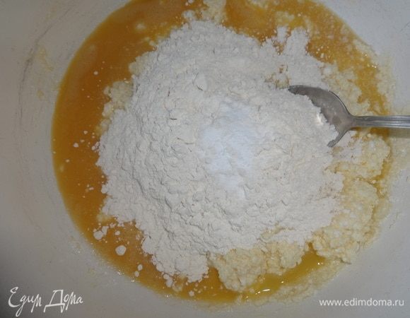 Всыпать просеянную муку с содой и замесить тесто. Оно будет мягкое и липкое.