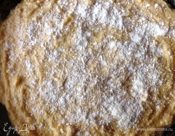 Тесто посыпать крахмалом.