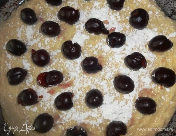 На тесто выложить черешню, не очень плотно, на небольшом расстоянии друг от друга.