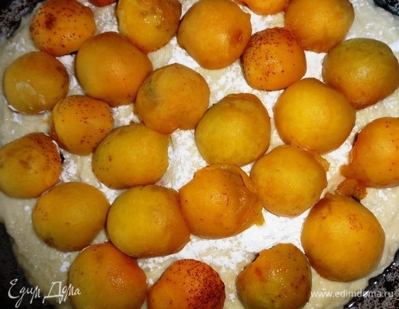 Каждую ягоду черешни накрыть половиной абрикоса. Абрикосы тоже укладывать не слишком плотно, оставляя между ними небольшое пространство.