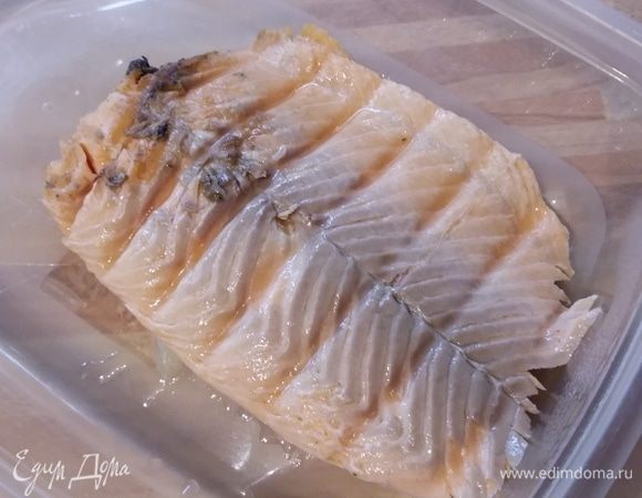 Итак, филе лосося замариновать в соевом соусе и оливковом масле, посолить и поперчить, оставить на 30 минут. Затем запечь в духовке при температуре 150°C в течение 20 минут.