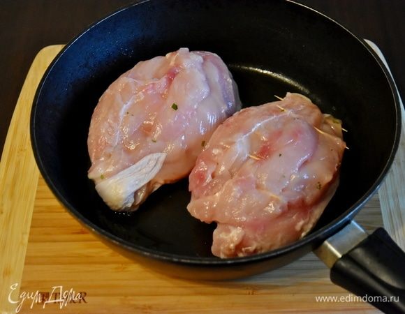 Соединить края филе, накрыть малым филе. Для удобства скрепить края зубочистками. В сковороде разогреть растительное масло, выложить подготовленное филе кожей вниз.