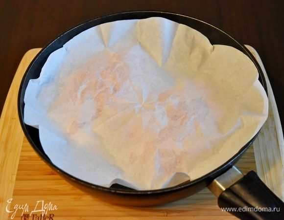 Из пергамента вырезать круг по размеру сковороды, накрыть грудки бумагой. Сверху поставить груз, например, кастрюлю, наполненную водой. Жарить грудки на огне выше среднего по 3–4 минуты с каждой стороны, дважды перевернув.