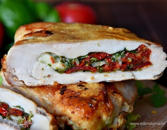 Куриные грудки при подаче нарезать ломтиками (не забудьте извлечь зубочистки). Подавать с любым гарниром.