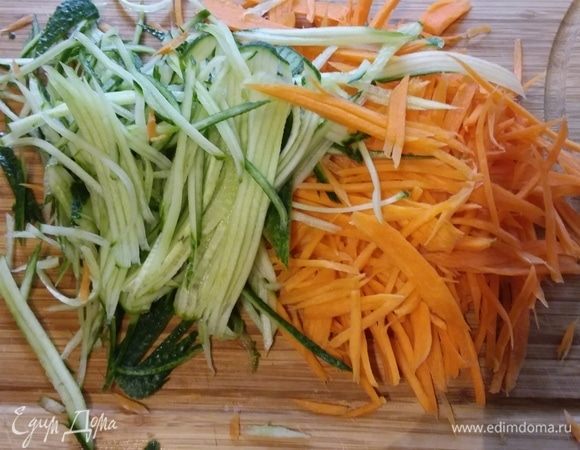 Овощи нарезать тонкими полосочками, орешки поджарить на сухой сковороде (я забыла про орешки).