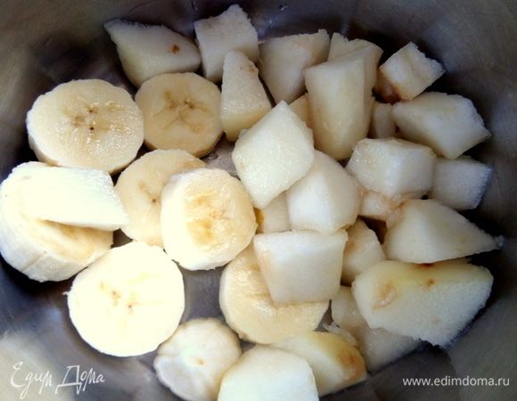 Банан и сладкую грушу очистить, нарезать кусочками.