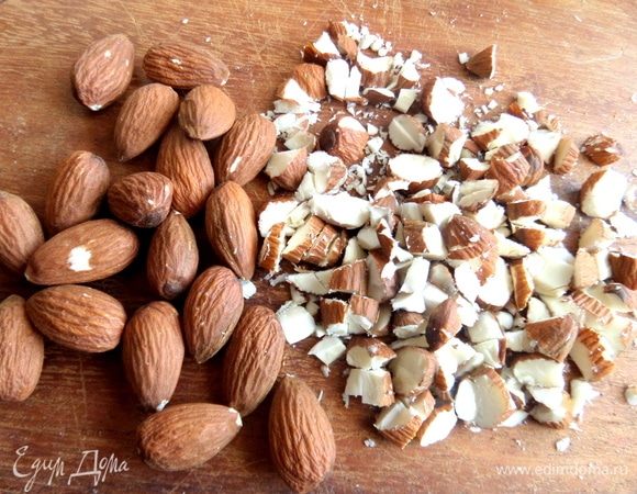 Миндаль подсушить и порубить в состав.