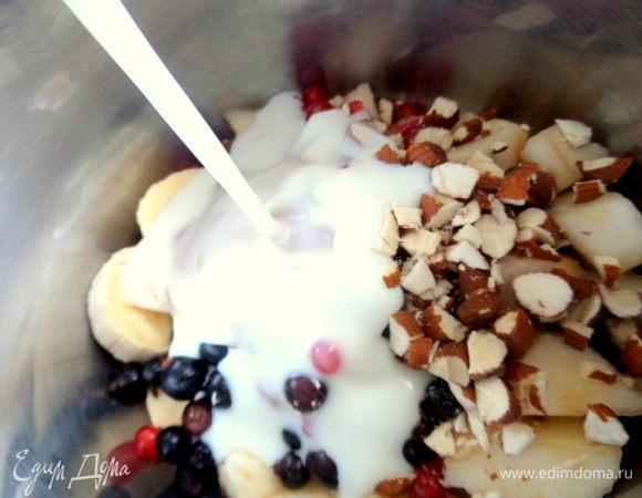 Влить кефир.