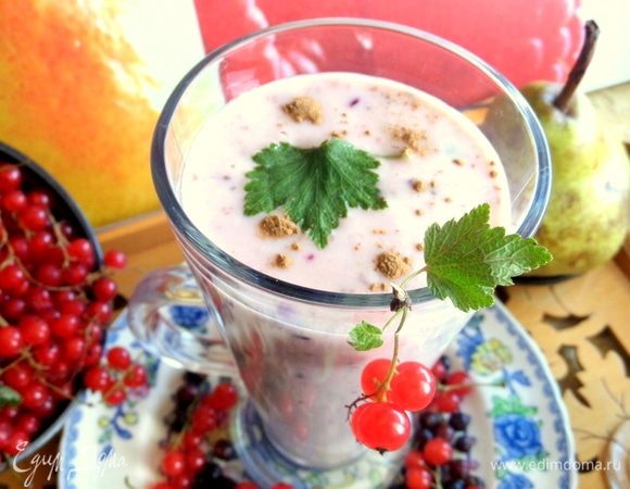 Украсить ягодками и корицей.