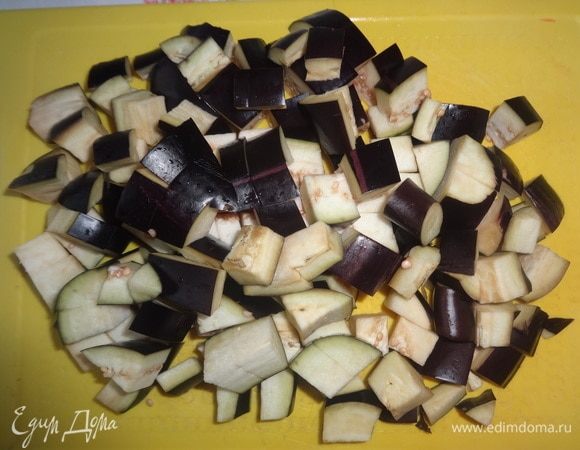 Баклажаны вымыть, обсушить, отрезать кончики. Нарезать такими же кусочками среднего размера.