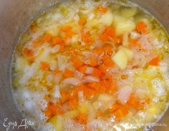 Обжаренные лук с морковью добавить в кастрюлю к картофелю. Масло не выливать.