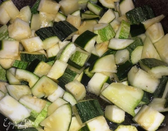 В сковороду положить нарезанные цукини и обжарить их в течение нескольких минут, помешивая.