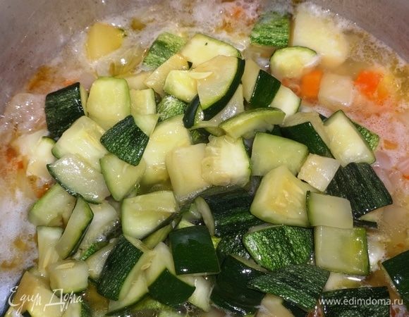 Обжаренные цукини выложить в кастрюлю вместе с маслом.