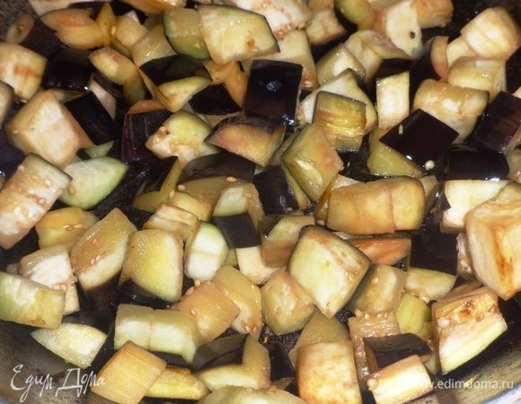 В сковороду налить оставшееся масло, разогреть и обжарить на нем баклажаны до румяности.