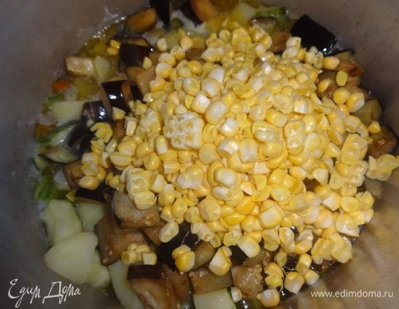 Выложить кукурузу в кастрюлю, перемешать. Варить рагу 10–12 минут.