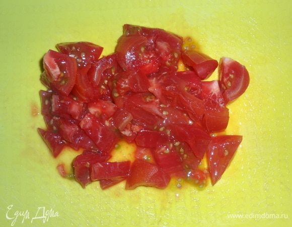 Помидор нарезать небольшими кусочками.
