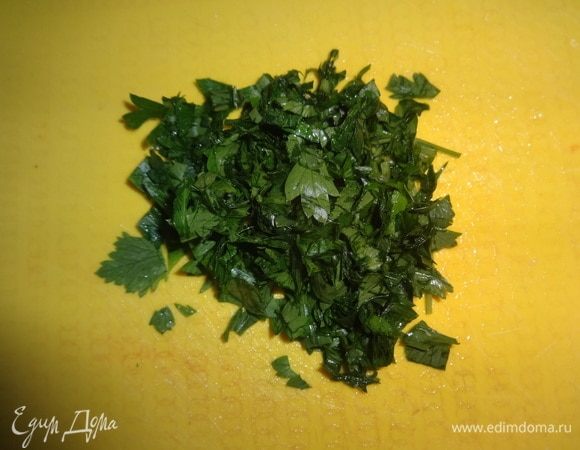 Петрушку вымыть, обсушить, мелко нарезать. Добавить петрушку в рагу, перемешать. Посолить, поперчить. Варить еще 5–7 минут. Выключить огонь и дать настояться 10–15 минут. На самом деле все делается очень быстро. Все овощи молодые и готовятся они недолго. Главное, все заранее почистить и нарезать.