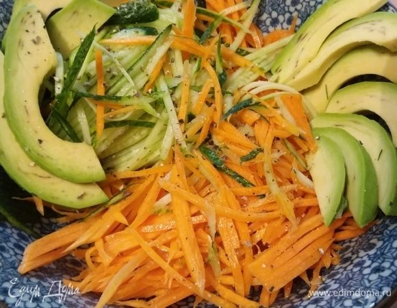 Выложить морковь и огурцы в салатник, авокадо очистить и нарезать на дольки, выложить к овощам.
