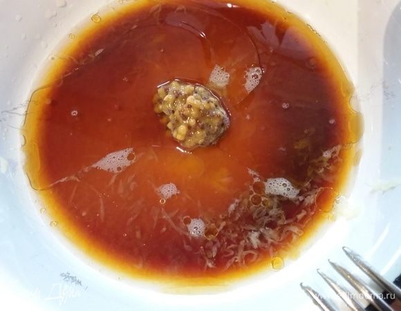 Смешать все ингредиенты для соуса. Размешать, чтобы растворился сахар и соль.