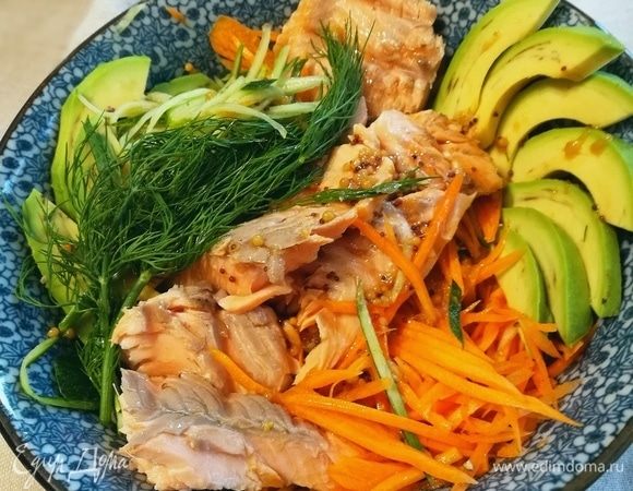 Выложить рыбу на овощи и веточки кинзы (у меня укроп), полить соусом. Посыпать орешками.