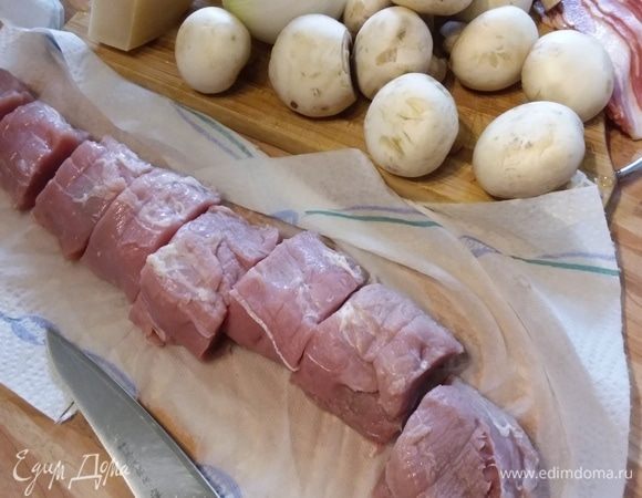 Свиное филе очистить от пленок, разрезать на 8 медальонов.