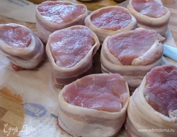 Каждый кусочек мяса обернуть полоской бекона.