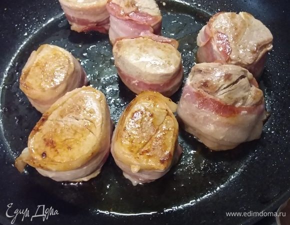 Обжарить в разогретом масле по 1–2 минуты с каждой стороны. Переложить в форму для запекания и отправить в заранее разогретую до 160°C духовку на 12 минут. Спустя это время духовку выключить и оставить мясо на 3 минуты в духовке.