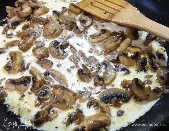 На той сковороде, где жарилось мясо, пассеровать лук до прозрачности, добавить нарезанные на пластинки грибы, обжарить в течение нескольких минут, посолить и поперчить по вкусу. Влить сливки и воду (я воды добавила меньше, чем в оригинальном рецепте), дать закипеть и снять с огня.