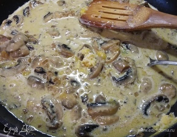 Интенсивно вмешать сыр с желтками до полного растворения сыра. Добавить орегано или другую вами любимую травку, например тимьян. Огонь уменьшить до минимума, поставить сковороду на огонь и выложить медальоны вместе с соком, образовавшимся от запекания. Как только соус начнет закипать, он загустеет. Блюдо готово.