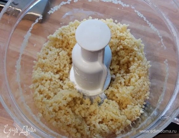 Смешать в блендере мелко порубленный марципан с сахарной пудрой и взбить до состояния крошки.