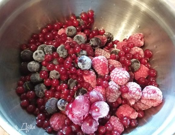 Ягоды смешать с сахаром и крахмалом. У меня вишня, малина, йошта и немного красной смородины.