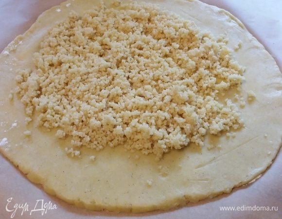 Из этого количества теста можно сделать 2 маленькие или 1 большую галету. Раскатать тесто для галеты. Выложить по середине марципановую крошку меньшим диаметром, чем диаметр теста.