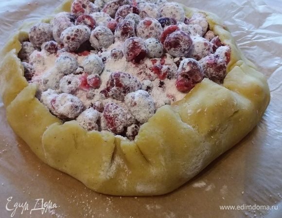 На марципановую крошку выложить ягоды и загнуть края теста к центру, сформировать галету. Начинки получается очень много, в какой-то момент я даже подумала, что я ее полностью не умещу. Во время выпечки из ягод выделяется много сока, который с помощью крахмала превращается в желе.