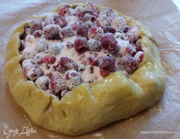 Смазать краешки галеты смесью желтка с молоком. Ягодную поверхность посыпать мелким сахаром. Если ягоды кислые, необходимо увеличить количество сахара.