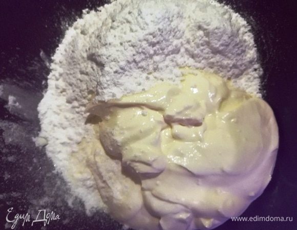 Для крема просто смешиваем сметану с сахарной пудрой и ванилином.