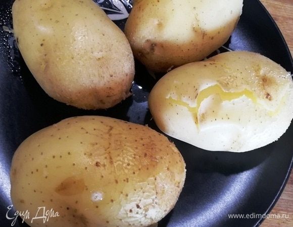 Прежде всего, необходимо отварить молодой картофель в течение 20–25 минут после закипания.