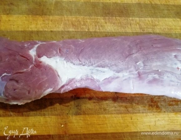 Подготовим свиную вырезку. Зачистим ее от пленок и убираем все лишнее.