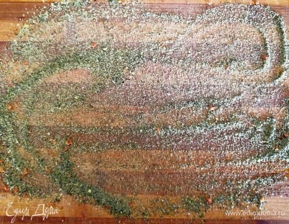 Прямо на разделочной доске распределяем все специи. Я взяла соль, перец и хмели-сунели. Вы можете подобрать специи по своему вкусу.