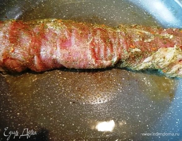 Масло в сковороде разогреваем до дымка. Обжариваем свинину со всех сторон по 1 минуте.