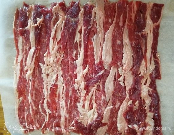 Выкладываем бекон на пергамент.