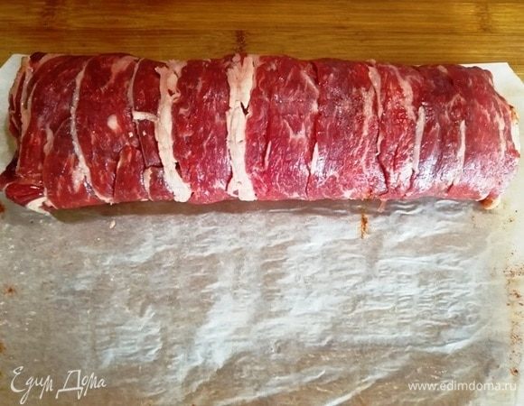 Оборачиваем беконом свинину. У меня бекон свежий, поэтому я его сверху посолила и поперчила. Если берете готовый бекон, он достаточно соленый.