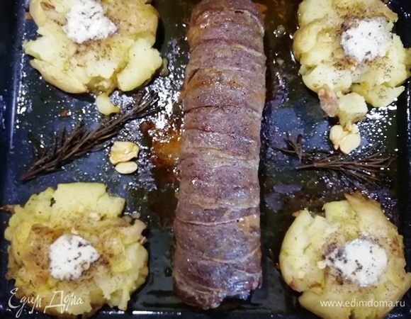 Готовое блюдо вынимаем из духовки. Вырезке даем отдохнуть 5 минут и нарезаем порционными кусками.